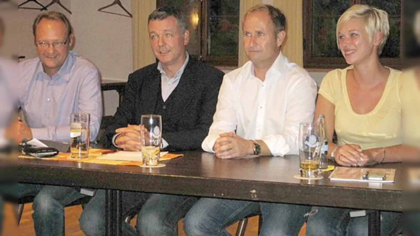 Bei der Jahreshauptversammlung des EHC Klostersee standen diesmal Wahlen an, der Vorstand wurde im Amt  (Foto: Sascha Kaefer, Alexander Stolberg, Michael Schunda und Stefanie Lorenz (v. l.).	smg)