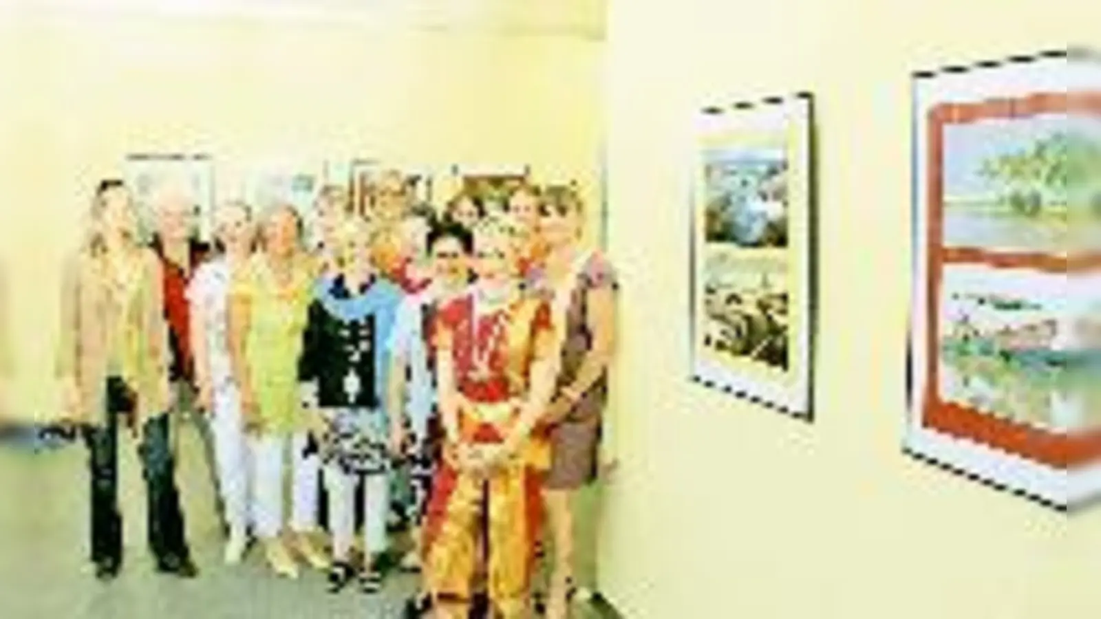 Die Tänzerin Johanna Lanzaro begleitete die Vernissage der 17 Fotokünstler.  (Foto: Karl Hirt)