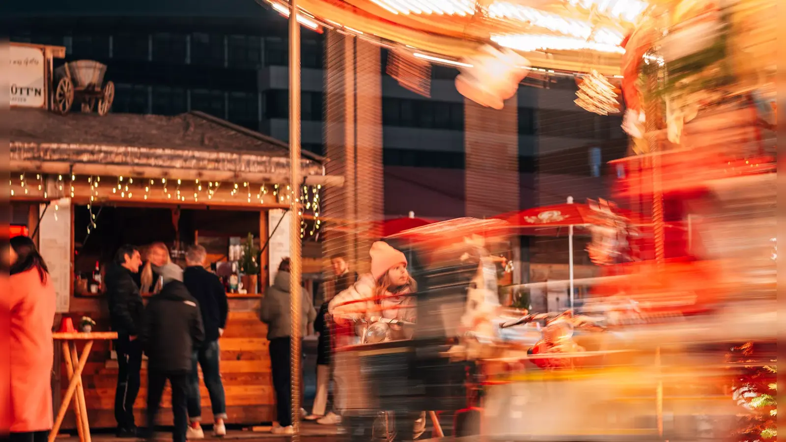 Auch im Münchner Norden locken schöne Weihnachtsmärkte große und kleine Besucher an. Sie sind sogar noch nach den Feiertagen geöffnet wie hier die Winterworld in der Motorworld.  (Foto: © FRAME BY FRAME)
