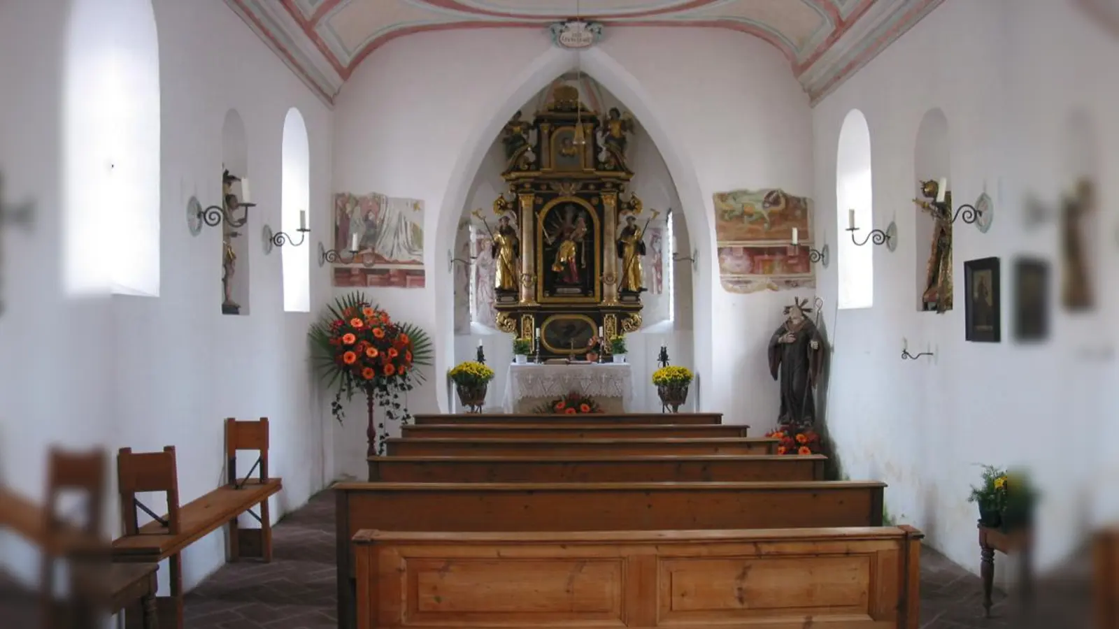 Das kleine, aber feine Kirchlein, „St. Leonhard auf dem Felde, wurde bereits um 1300 gebaut.  (Foto: KBW)