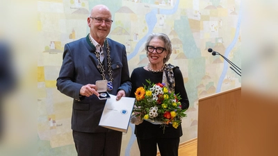 Ihr Einsatz zeichnet sich durch besondere Sorgfalt aus: Hannelore Louis-Schmitz, hier bei der Ehrung mit Kraillings Bürgermeister Rudolph Haux. (Foto: Gemeinde)