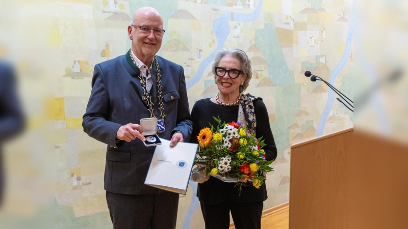 Ihr Einsatz zeichnet sich durch besondere Sorgfalt aus: Hannelore Louis-Schmitz, hier bei der Ehrung mit Kraillings Bürgermeister Rudolph Haux. (Foto: Gemeinde)