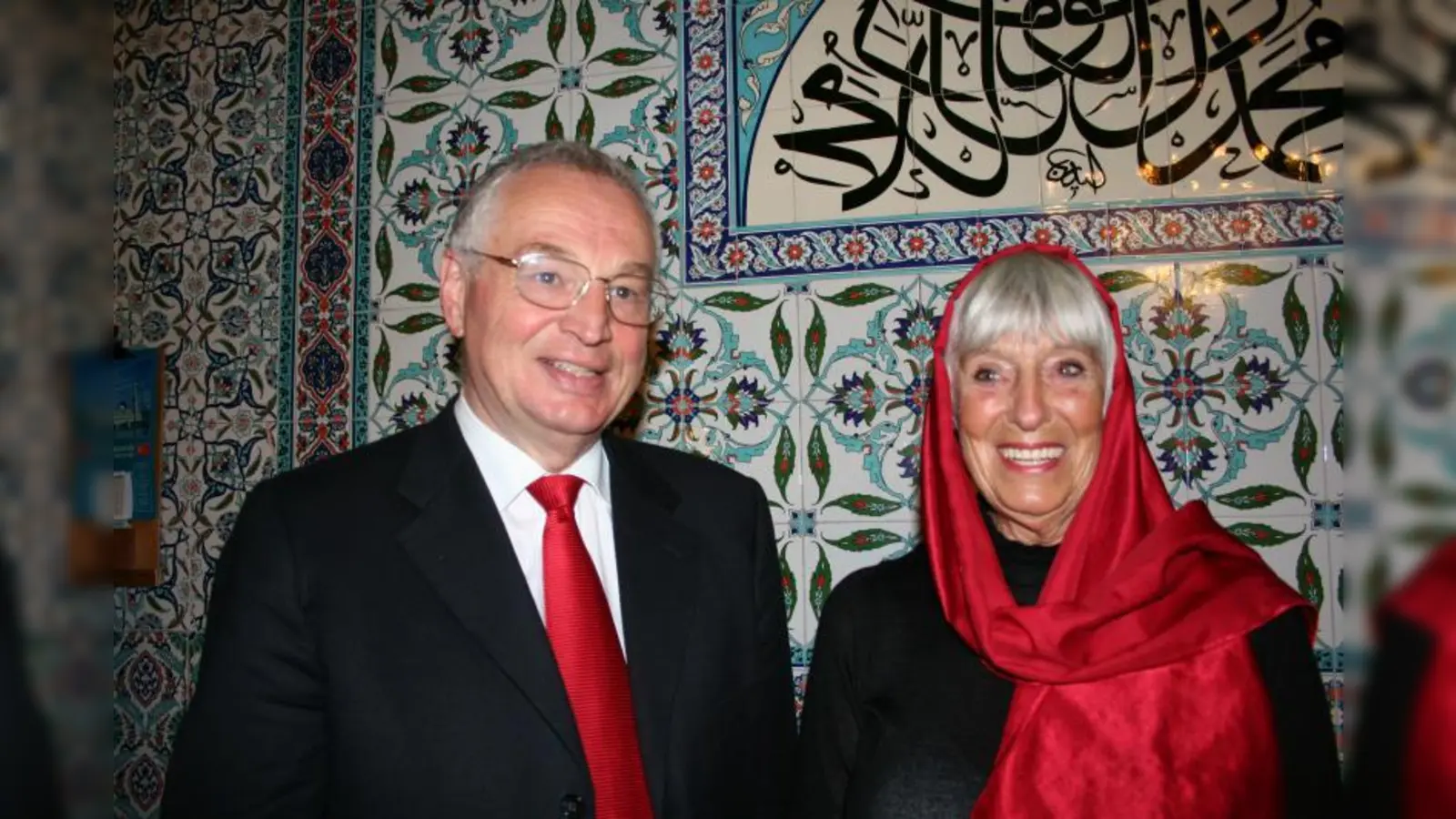 Rainer Oechslen, evangelischer Islam-Beauftragter und Ingeborg Ott, Freundin der Pasinger-Moschee-Gemeinde seit vielen Jahren, unterhielten sich gut beim Fastenbrechen. (Foto: tg)