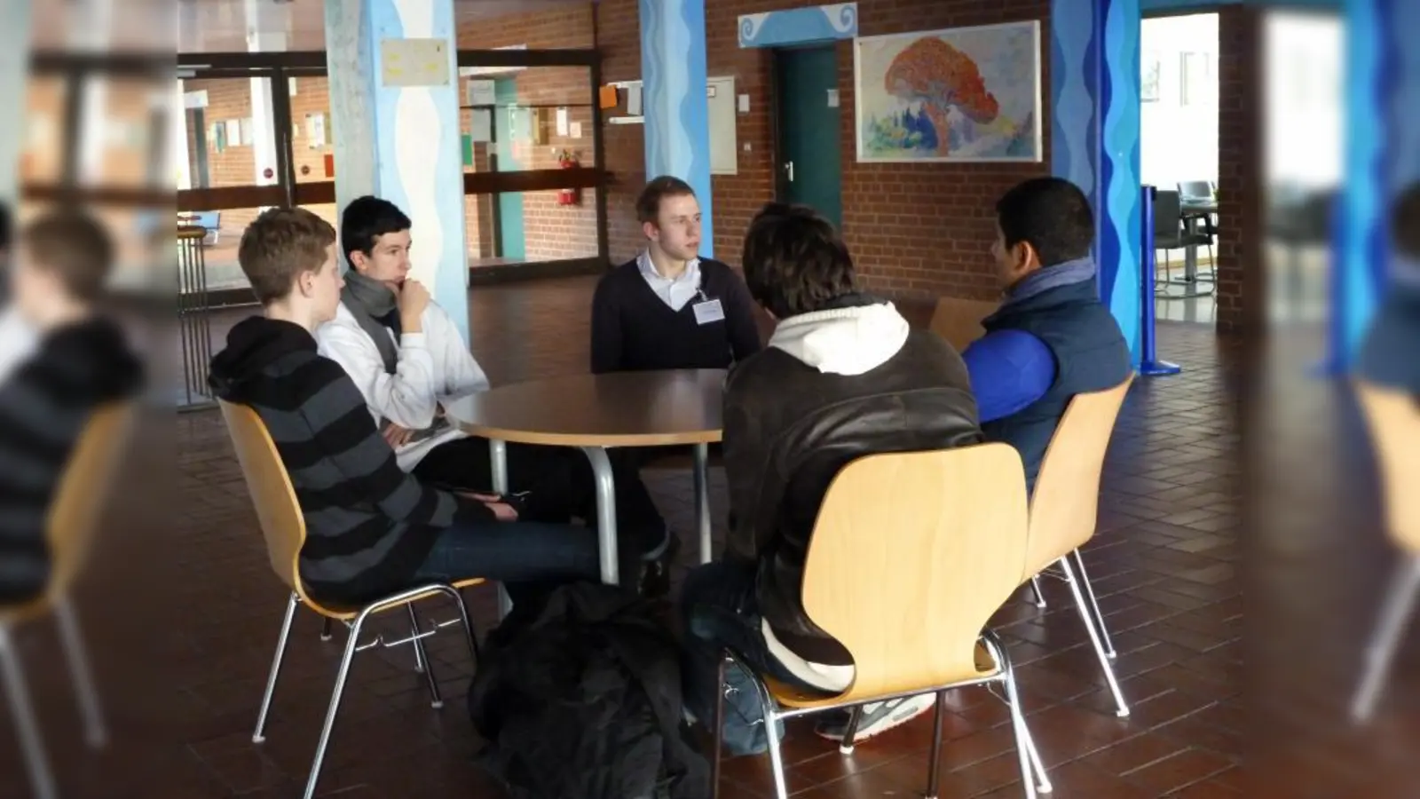 In kleinen Gruppen finden sich Schüler und Auszubildende zusammen, um über die Ausbildungspraxis bei Mercedes zu sprechen. (Foto: BK)