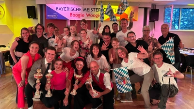 Gemeinsam mit ihren Fans feierten die erfolgreichen Tänzer der Boogie Magic&#39;s ihren letzten, großartigen Erfolge bei der BM in Königsbrunn. (Foto: Johann Preuhs )