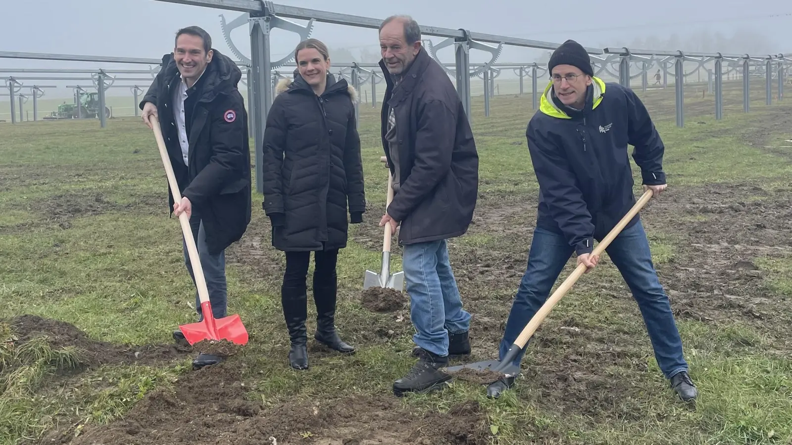 Beim Spatenstich (von links): Adrian Renner, Carolin Renner, Landwirt Max Keller und Landrat Stefan Frey. Geplant sind in Weßling etwa 1.610 Module mit ca. 620 Watt. (Foto: red)