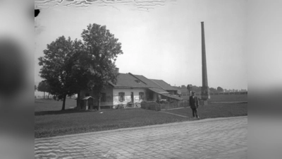 Das Kalenderbild im November zeigt den Beginn der Truderinger Straße in Steinhausen mit dem Kamin einer ehemaligen Ziegelei, aufgenommen um 1900. (Foto: Stadtarchiv München)