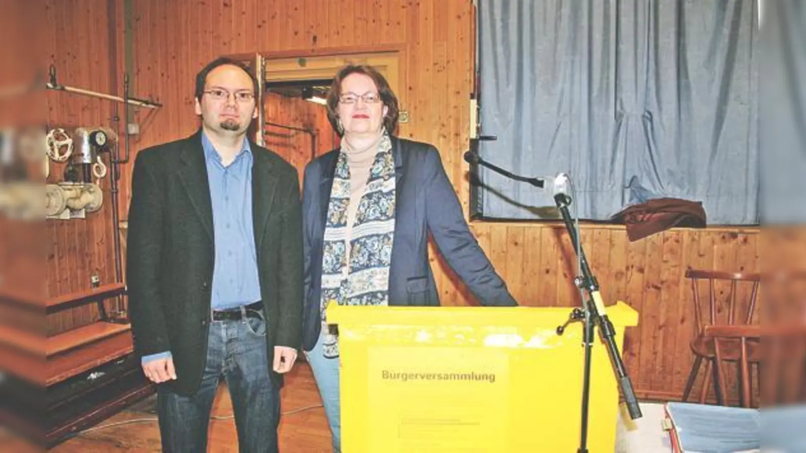 Robert Kulzer, der Vorsitzende des örtlichen Bezirksausschusses, und die Zweite Bürgermeisterin Christine Strobl moderierten die Bürgerversammlung.	 (Foto: js)