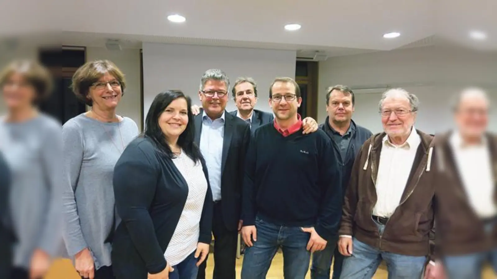 Kassiererin Ingrid Bräuer, Beisitzerin Verena Adamski, 2. Stellvertreter Edwin Klostermeier, Ortsvereinsvorsitzender Alexander Bräuer, 1. Stellvertreter Michael Adamski, Beisitzer Georg Seilbeck und Schriftführer Günther Scheckeler (v. l.)  (F: VA)