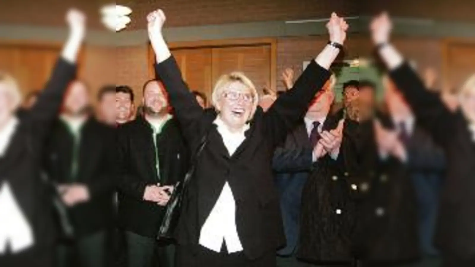 Das Ende von 36 Jahren SPD-Herrschaft: Deren Bürgermeisterkandidat Dietmar Gruchmann (links) wirkt wie versteinert, Siegerin Hannelore Gabor (CSU) jubelt laut.  (Foto: ba)