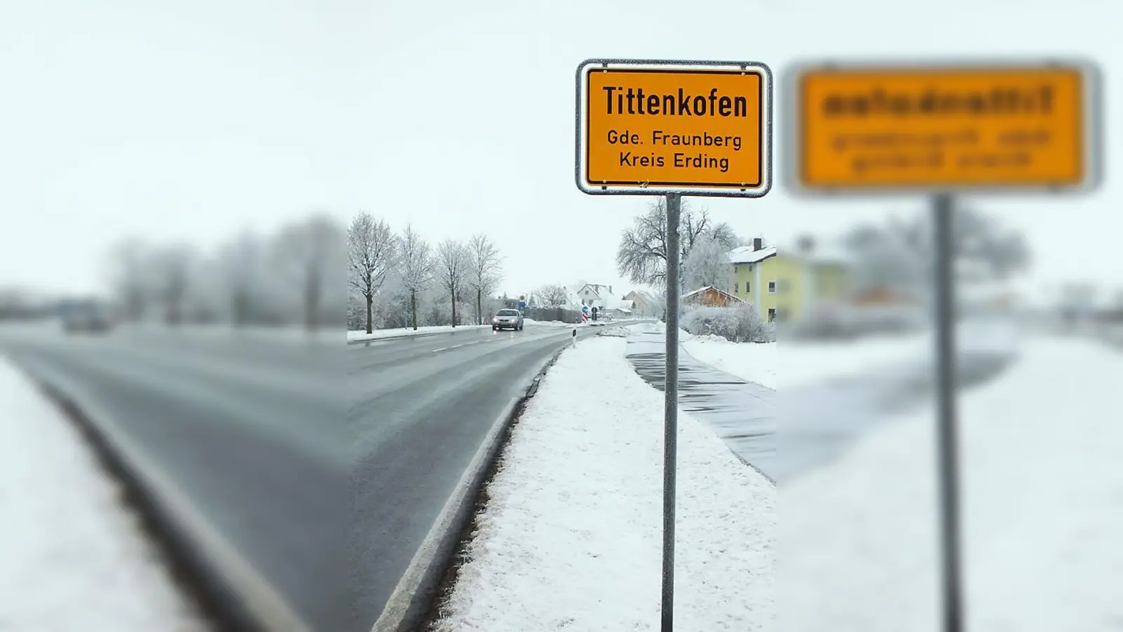 Tittenkofen  ein höchst partytauglicher Gemeindename. Entsprechend hoch ist die Diebstahlquote. Jetzt hängen die Schilder höher als anderswo. Das scheint zu wirken. 	 (Foto: sy)