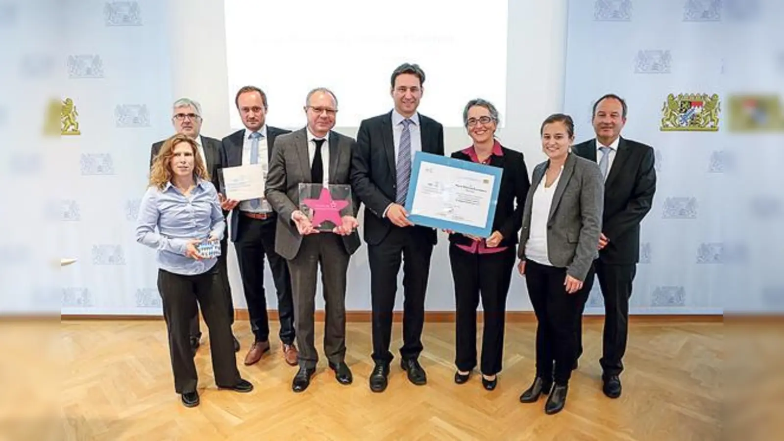 Über die Auszeichnung des Maria-Theresia-Gymnasiums freute sich insbesondere Schulleiterin Birgit Reiter (Dritte von rechts). Links daneben Georg Eisenreich, Staatssekretär für Bildung und Kultus, Wissenschaft und Kunst.  (Foto: StMBW/Steffen Leiprecht)