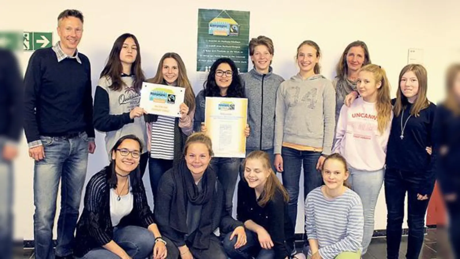 Große Freude beim Fairtrade-Team aus Schülerinnen, Eltern und Lehrern: Die Theresia-Gerhardinger-Mädchenrealschule hat die Urkunde als »Fair Trade School« erhalten.	 (Foto: Schule)