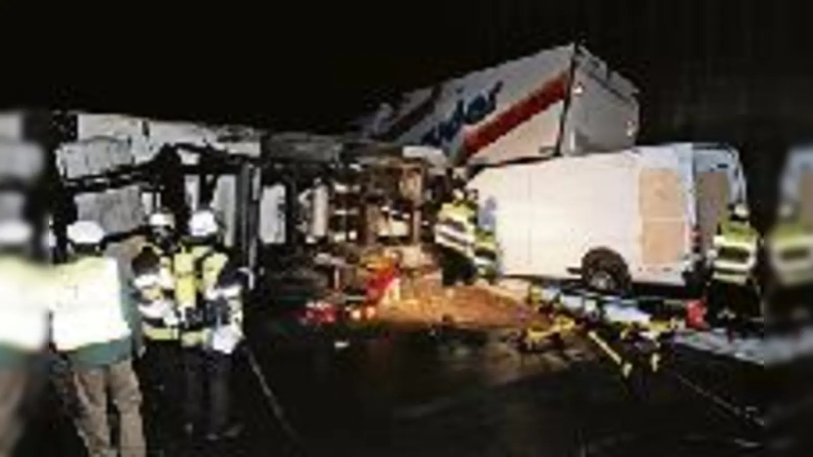 Mit Spezialwerkzeug musste die Feuerwehr den beiden Fahrzeugwracks zu Leibe rücken um die Insassen zu befreien.	  (Foto: VA)
