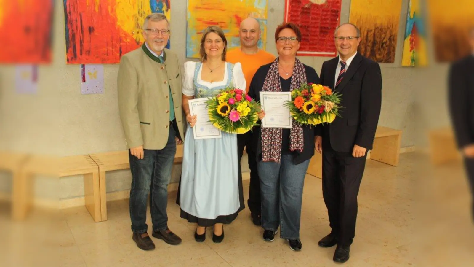 V.l.: Geschäftsleiter Günther Pausewang, Kinderpflegerin Kerstin Rieger, Personalrat Michael Schreiber, Verwaltungsfachangestellte Andrea Blaßl und Bürgermeister Christian Schiller bei der Gratulation. (Foto: Gemeinde Herrsching)