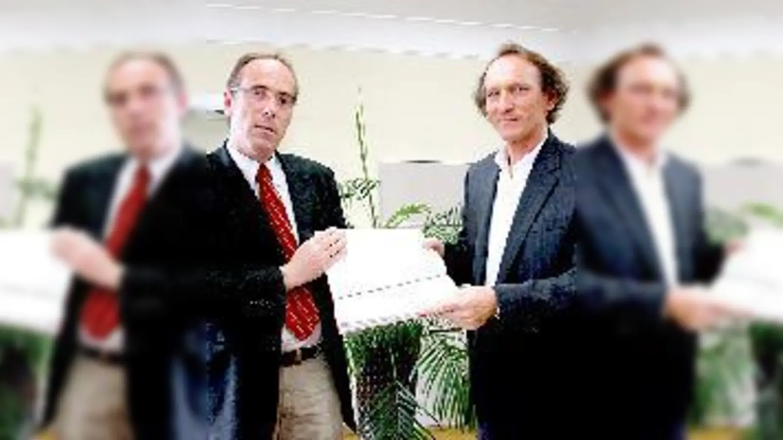 Hermann Able übergab im Namen der Riemerlinger Bürger eine Unterschriftenliste an Bürgermeister ­Stefan Straßmair. 	 (Foto: Privat)