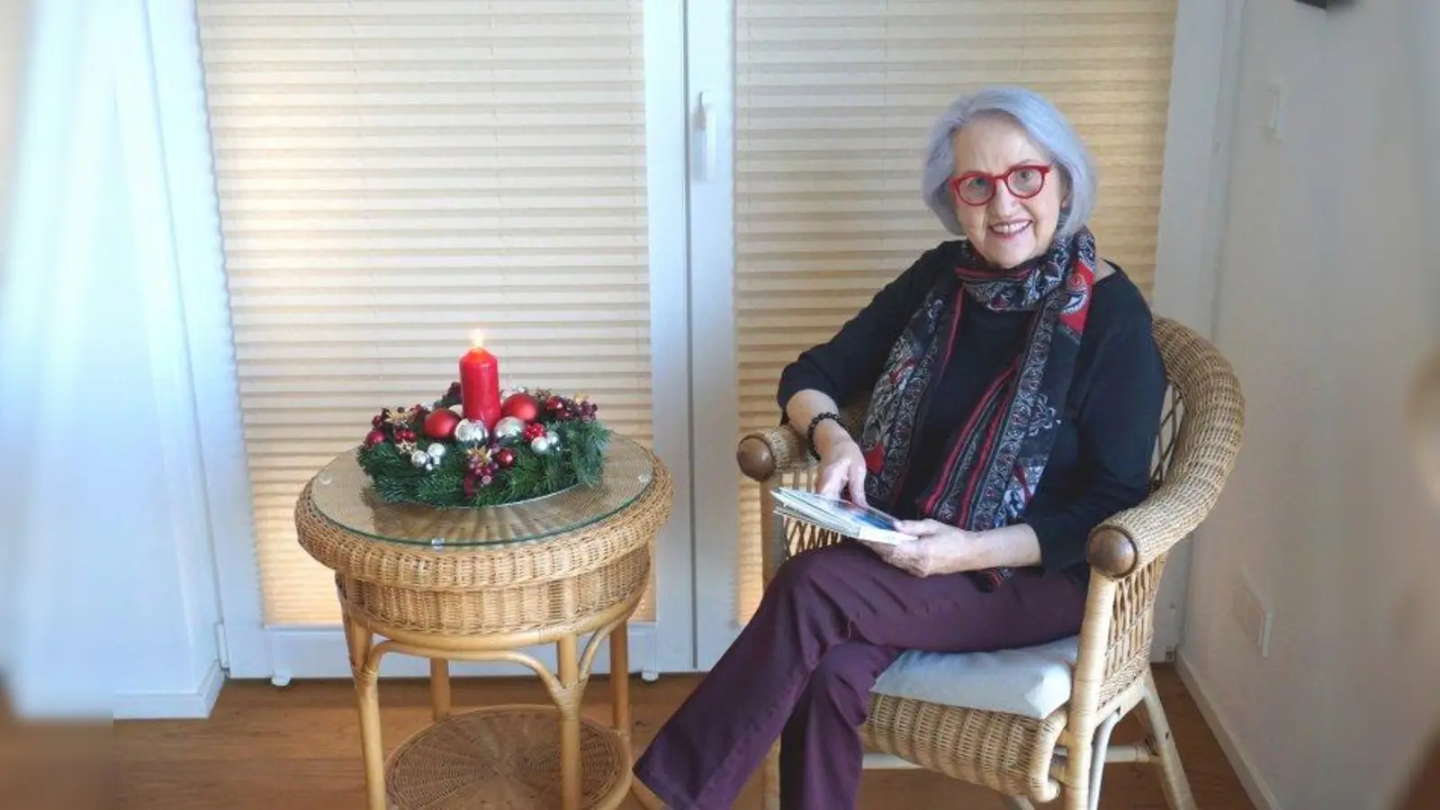 Ulrike Roder liest die täglichen Adventsgeschichten für den digitalen Adventskalender des Starnberger Seniorentreffs vor. (Foto: Seniorentreff)