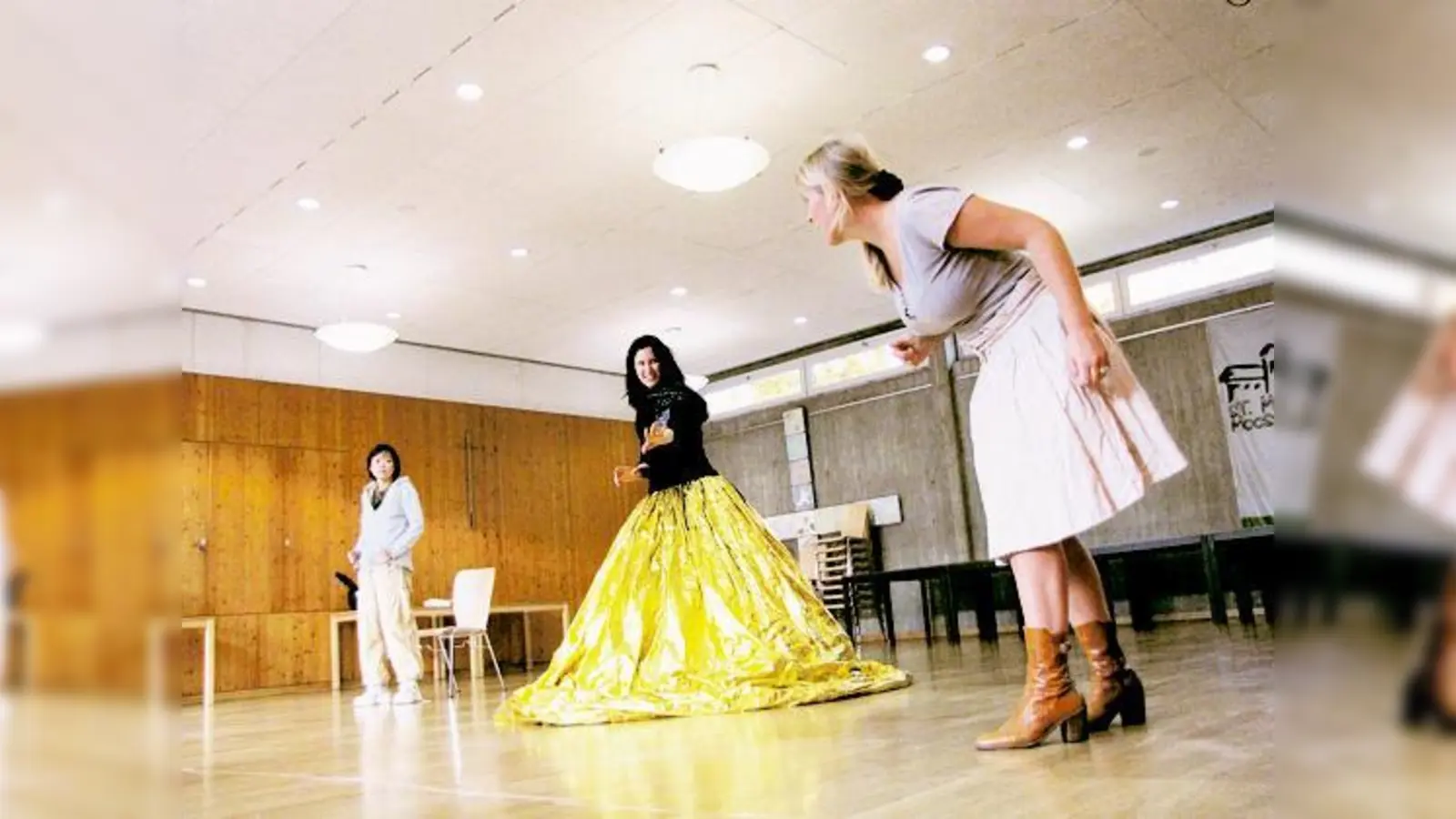 Bei den letzten Proben für »Hänsel und Gretel«: Misaki Ono als Hänsel, Veronika Farkas als Hexe und Julika Birke in der Rolle der Gretel (v.l.n.r.). Premiere ist am Freitag, 13. November. 	 (Foto: Privat)