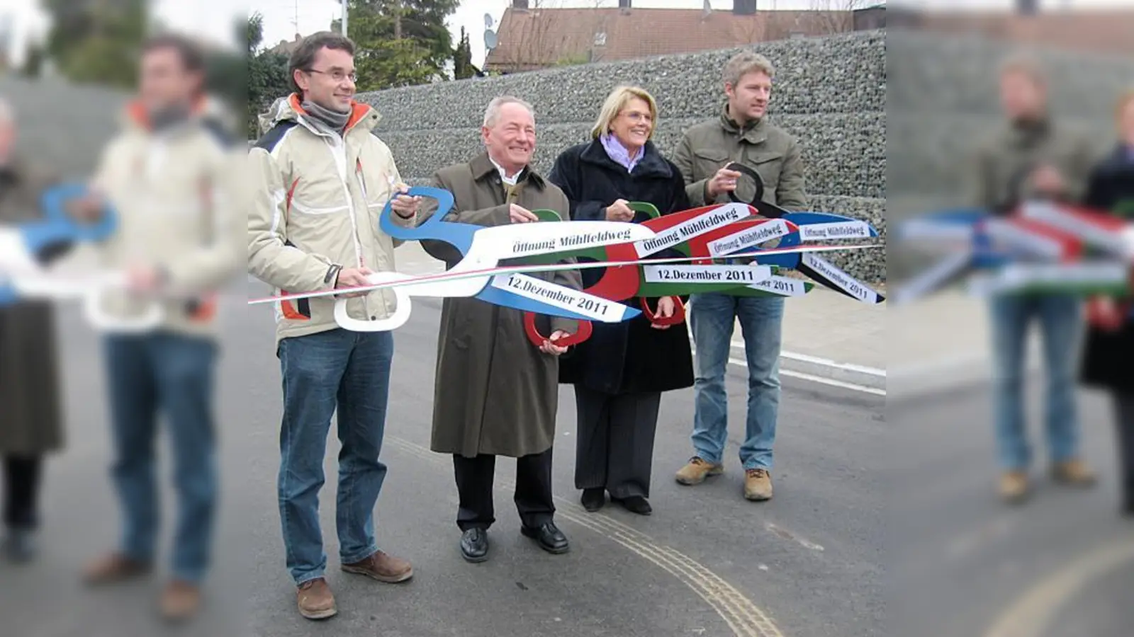 Börzsöny, Riedl, Gabor und Schurius haben eine symbolische Riesenschere fürs Absperrband.  (Foto: VA)