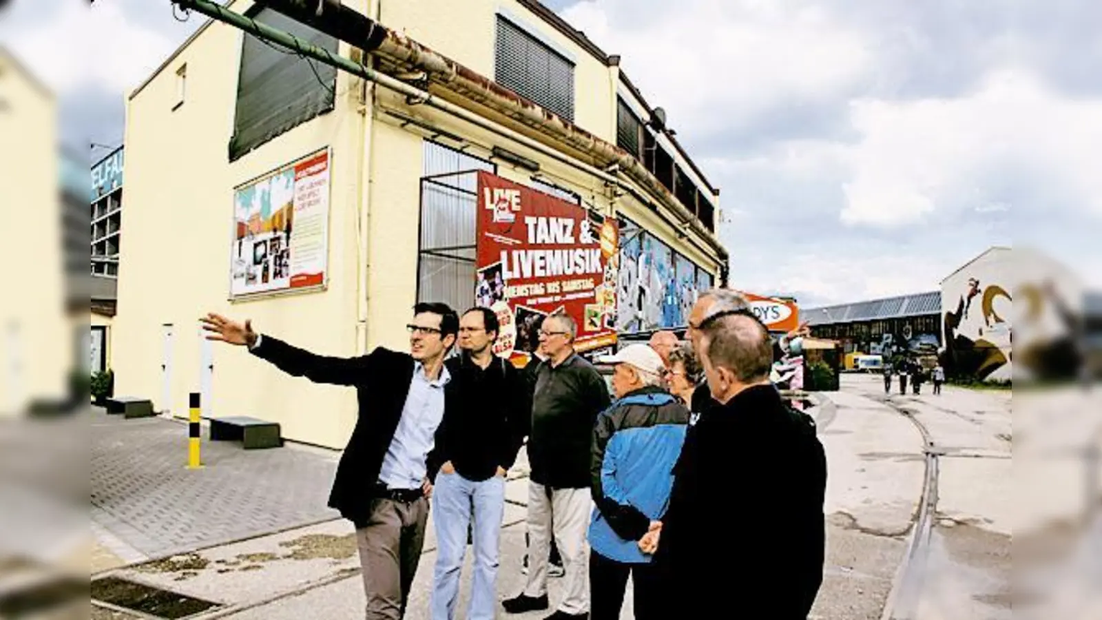 Aaron Gottardi und Robert Kulzer (von links) stellten den Bürgern ihr Konzept für das »Werksviertel« vor.	 (Foto: Julia Stark)