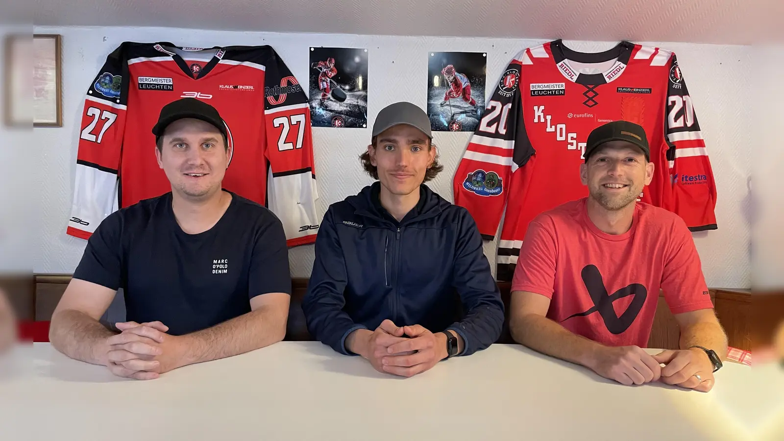 Der Torhüter-Neuzugang des EHC Klostersee, Joshua Baron, eingerahmt vom sportlichen Leiter Dominik Quinlan (links) und Headcoach Gert Acker (rechts). (Foto: smg)