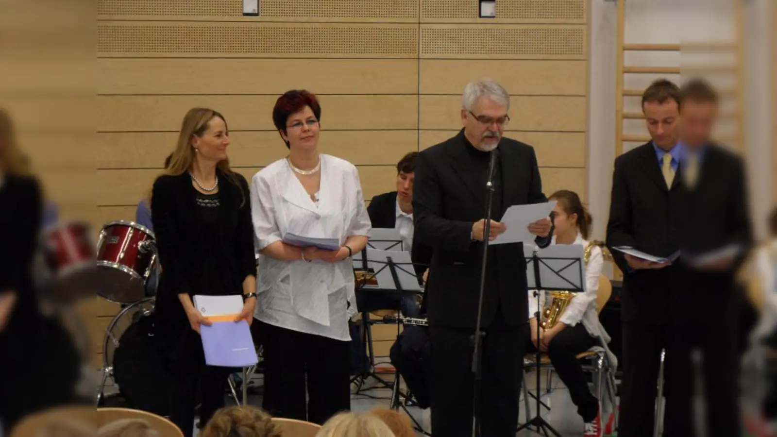 Bei der Zeugnisvergabe in der Sport- und Veranstaltungshalle des Obermenzinger Gymnasiums (v. l.): Caroline Gebhardt, Lehrerin am Obermenzinger Gymnasium und Leiterin des ABIplus®-Bildungsprogramms, Andrea Trommler, stellvertretende Schulleiterin der Schule BEST-Sabel Freital/Sachsen,  Klaus Blaier, Schulleiter des Obermenzinger Gymnasiums, Ben Ansorge, Lehrer am Obermenzinger Gymnasium. (Foto: Obermenzinger Gymnasium)