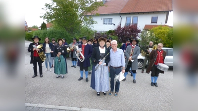 Jubilar Georg Eberhart freute sich über das Überraschungsständchen zu seinem 60. Geburtstag. (Foto: Verein)
