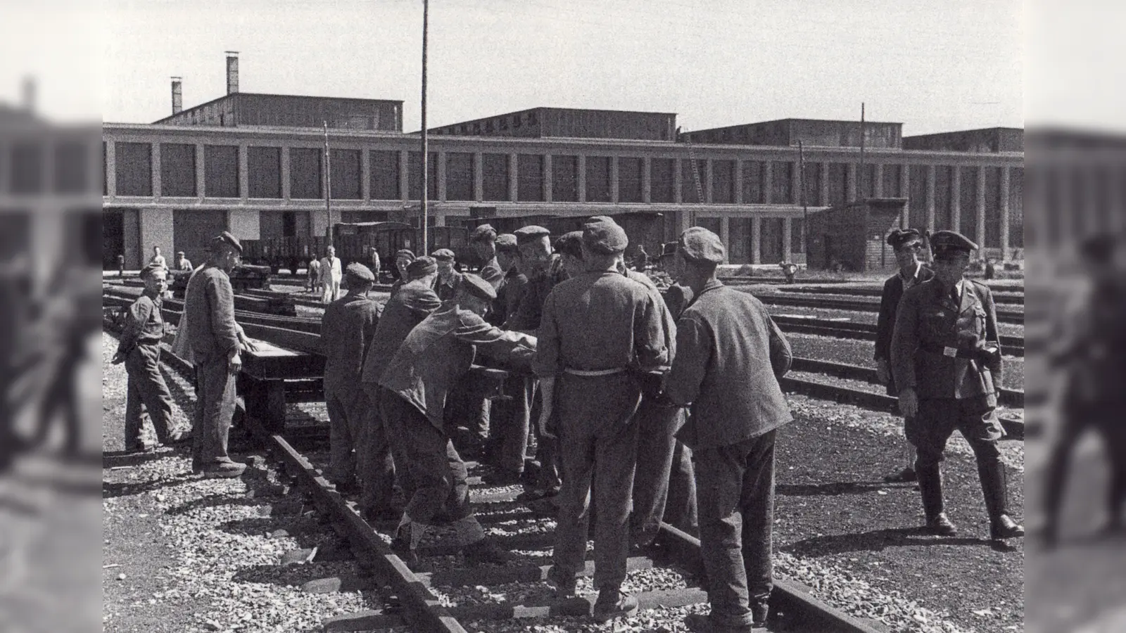 Häftlinge aus dem Arbeitserziehungslager Moosach im Reichsbahnausbesserungswerk Freimann. (Foto: Geschichtsverein Moosach)