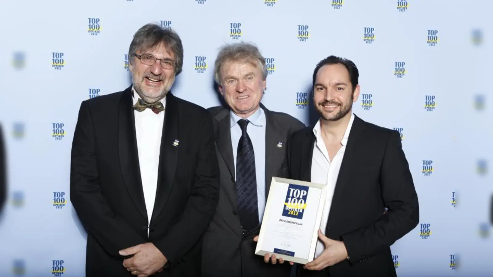 David Kellner und Peter Ecker zusammen mit dem Schirmherrn Sepp Maier anlässlich der Preisverleihung. (Foto: Optik Kellner)