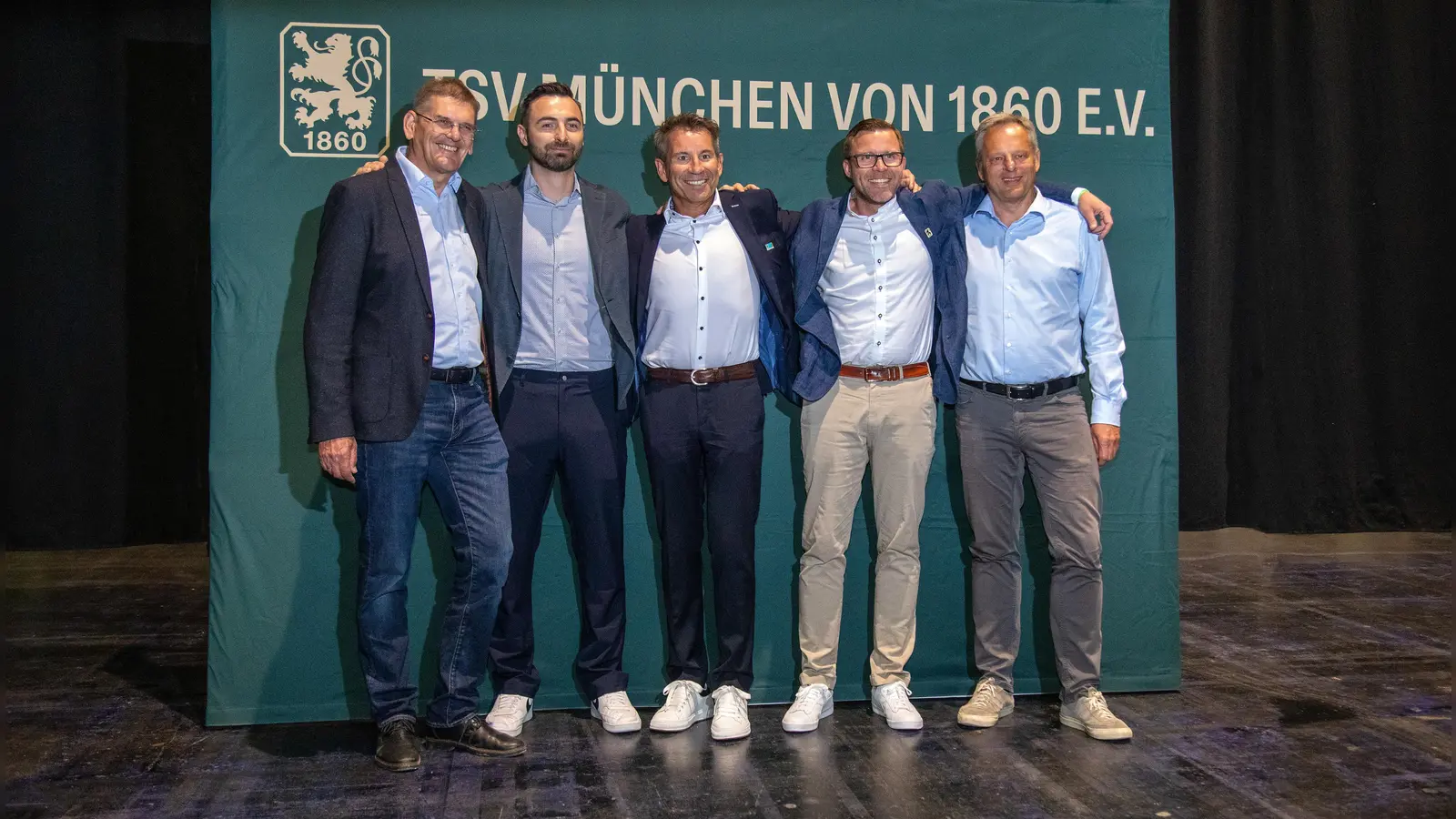 Neues Präsidium des TSV 1860: Heinz Schmidt, Peter Schaefer, Gernot Mang und Christian Dierl sowie Berater Thomas Probst (von links). (Foto: Anne Wild)