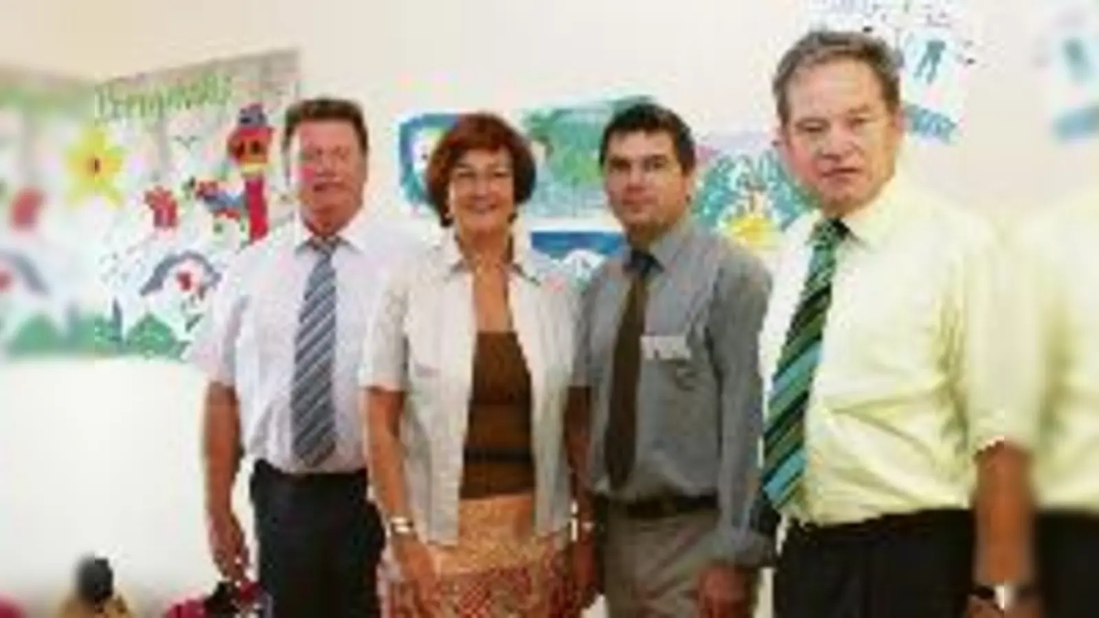 Letzte Ausfahrt Birkeneck: (v.l.) der Hallbergmooser Bürgermeister Klaus Stallmeister, Sozialministerin Christa Stewens, Geschäftsführer Otto Schittler und Landrat Manfred Pointner besichtigten die neue Clearingstelle.  (Foto: ba)