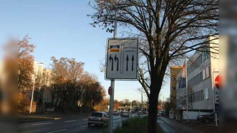 „Hier kommt man auch als Ortskundiger regelmäßig durcheinander.“ Doch spätestens mit der endgültigen Fertigstellung der NUP 2012 werden die Kritiker ein Einsehen haben, nämlich dass die Streckenführung doch durchdacht sei, meint das KVR. Dann soll die Pippinger Straße nur noch eine untergeordnete Rolle spielen und der Hauptverkehrsstrom in Richtung Bahnhof düsen. (Foto: US)