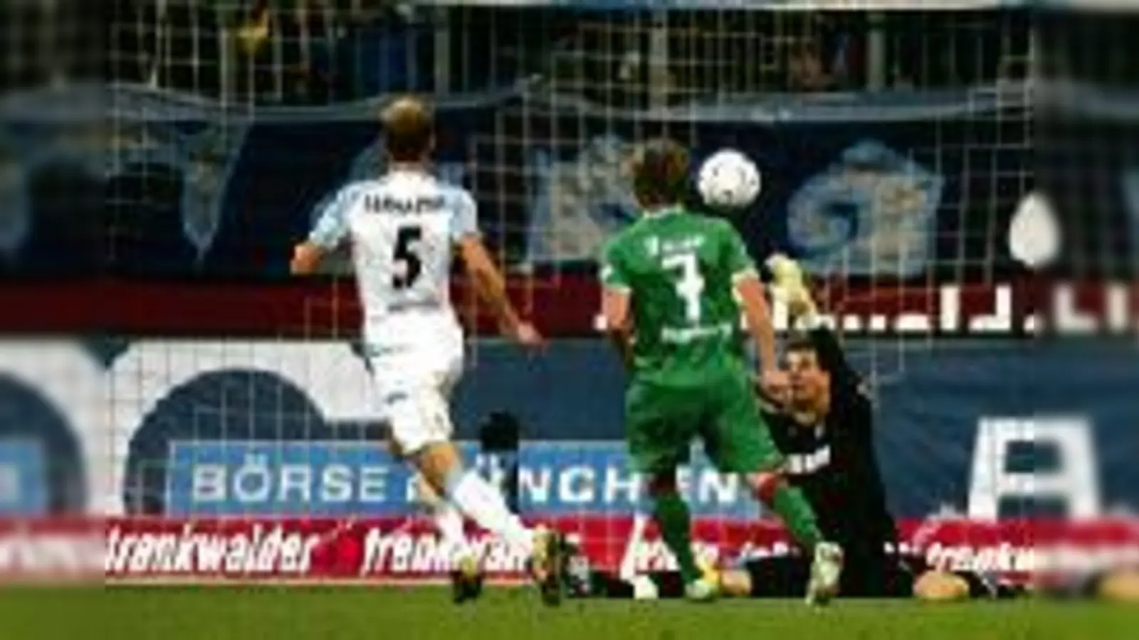 Gregg Berhalter und Philipp Tschauner waren bei Daniel Baiers Schuss chancenlos.	 (Foto: RST)