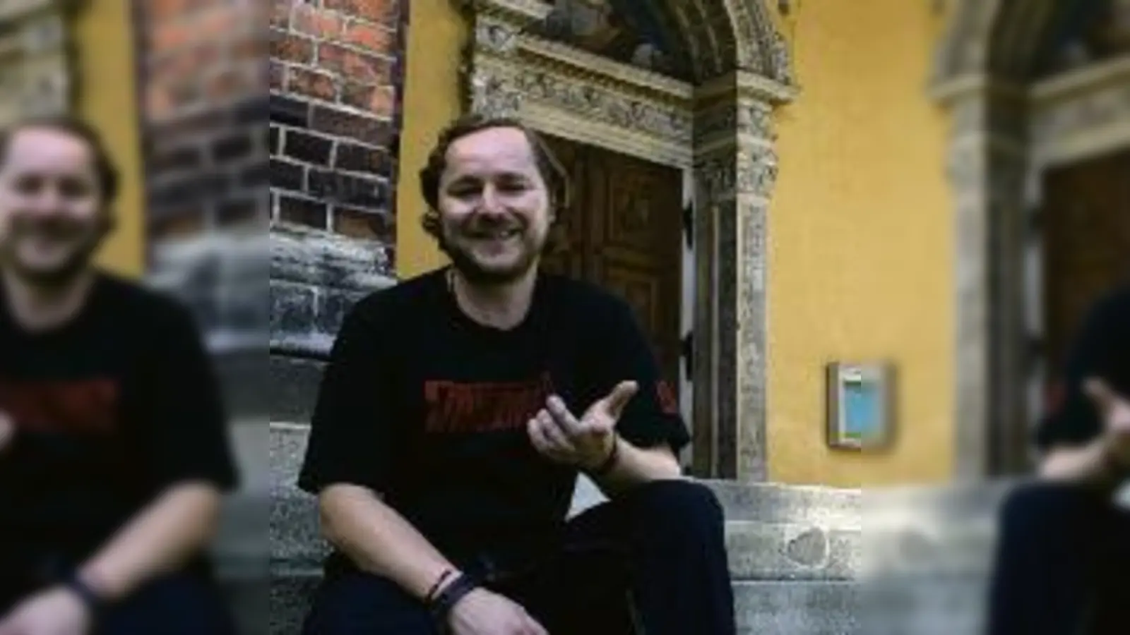 Thomas Schmauser vor einem seiner Schwabinger Lieblingsorte, der Ursulakirche.  (Foto: ms)