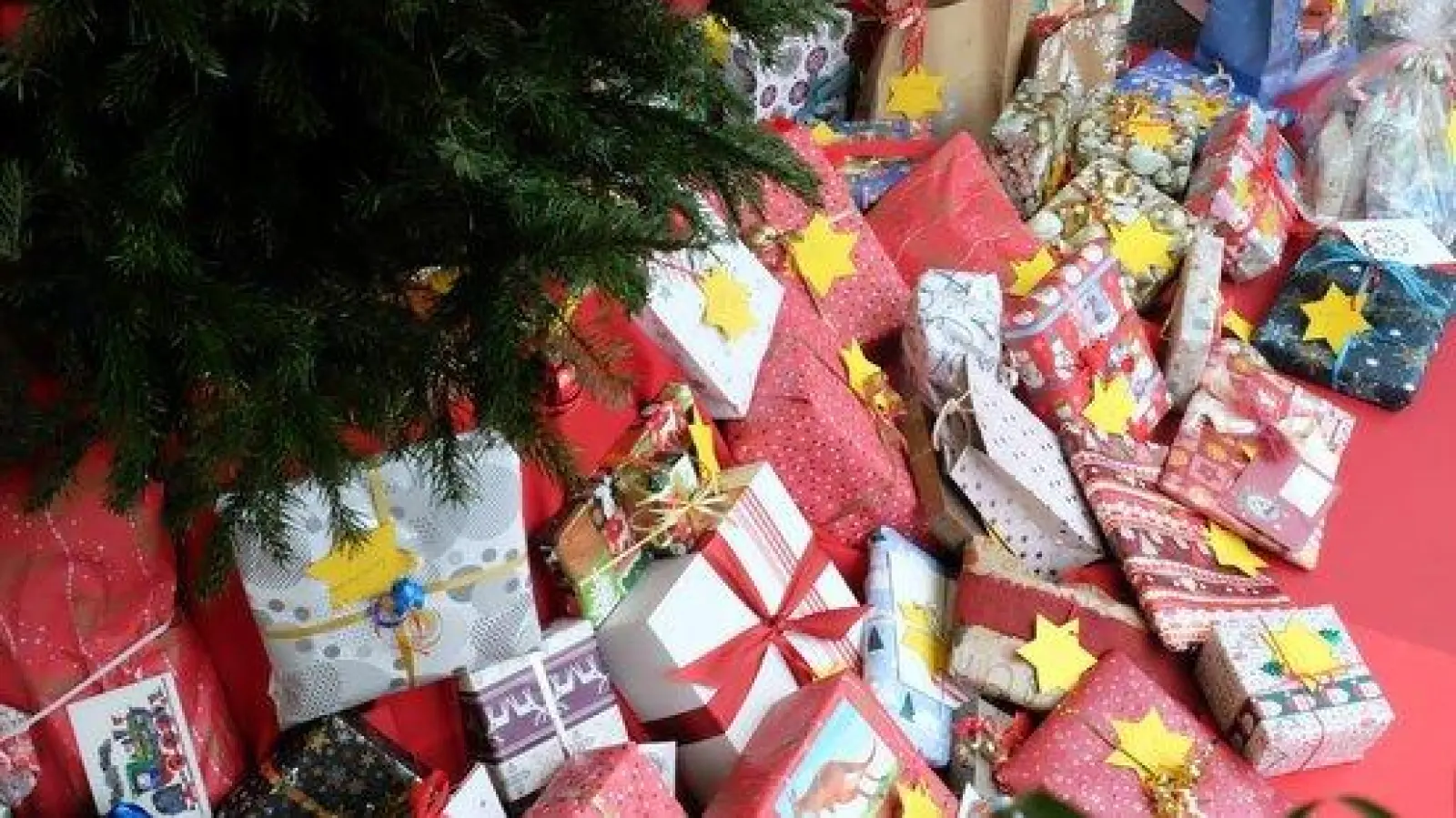Mitmachen ist ganz einfach: Stern aussuchen, Geschenk besorgen und beides in der Bibliothek abgeben. (Foto: Birgit Donhauser)