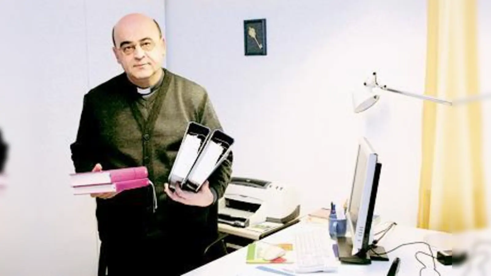 Berislav Grgic räumt seinen Schreibtisch in Oberhaching. Seit September 2007 war er Pfarrer im Pfarrverband der Pfarreien Sankt Stephan und Sankt Bartholomäus. Im März geht er als Bischof nach Norwegen.  (Foto: Kirsten Ossoinig)