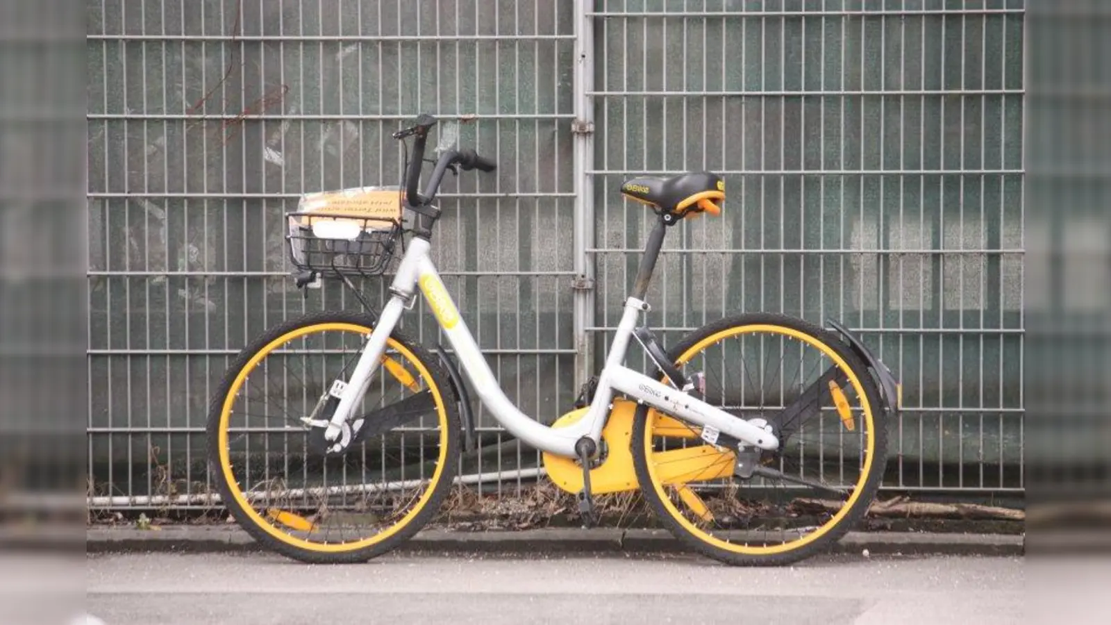 „Stationsloses” Obike-Rad am Blumengroßmarkt. (Foto: job)