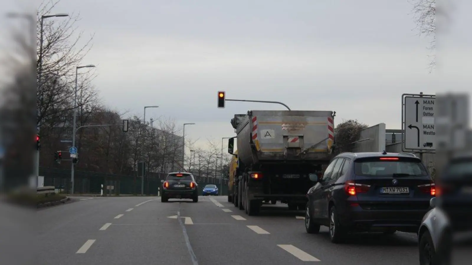 Die Ampel in der Otto-Warburg-Straße auf Höhe der Bauschingerstraße verursache gerade in den Morgenstunden immer wieder einen Rückstau, beklagt ein Bürger. (Foto: sb)