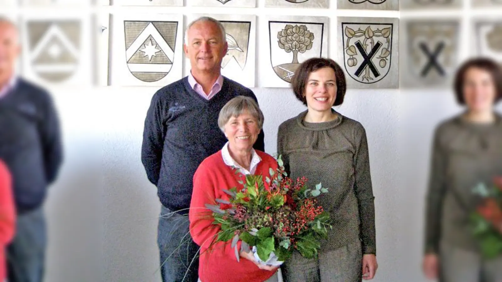 Silke Adami und Johann Taschner gratulieren Monika Helf (Bildmitte).	 (Foto: VA)