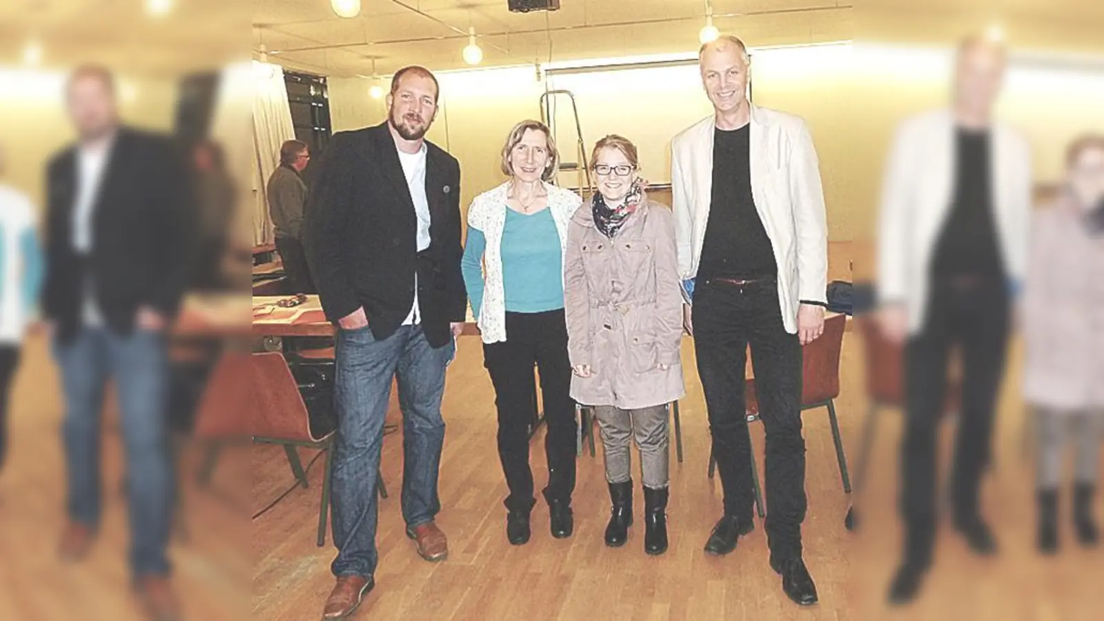 Thomas Bayerle, Sozialarbeit Taufkirchen; Franziska Kindsmüller, Leiterin des Asylhelfer-Kreises, Denise Kuban vom Landratsamt und Matthias Hilzensauer von der Caritas Taufkirchen freuen sich über die vielen Hilfsangebote.	 (Foto: VA)