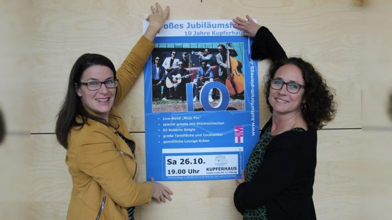 „Ohne unser Publikum und natürlich auch unsere Künstler wären wir heute nicht da, wo wir stehen.“ Kulturreferentin Anja Fanslau und Claudia Heuermann (v.r.) stellten das Programm fürs Jubiläumsfest vor. (Foto: us)