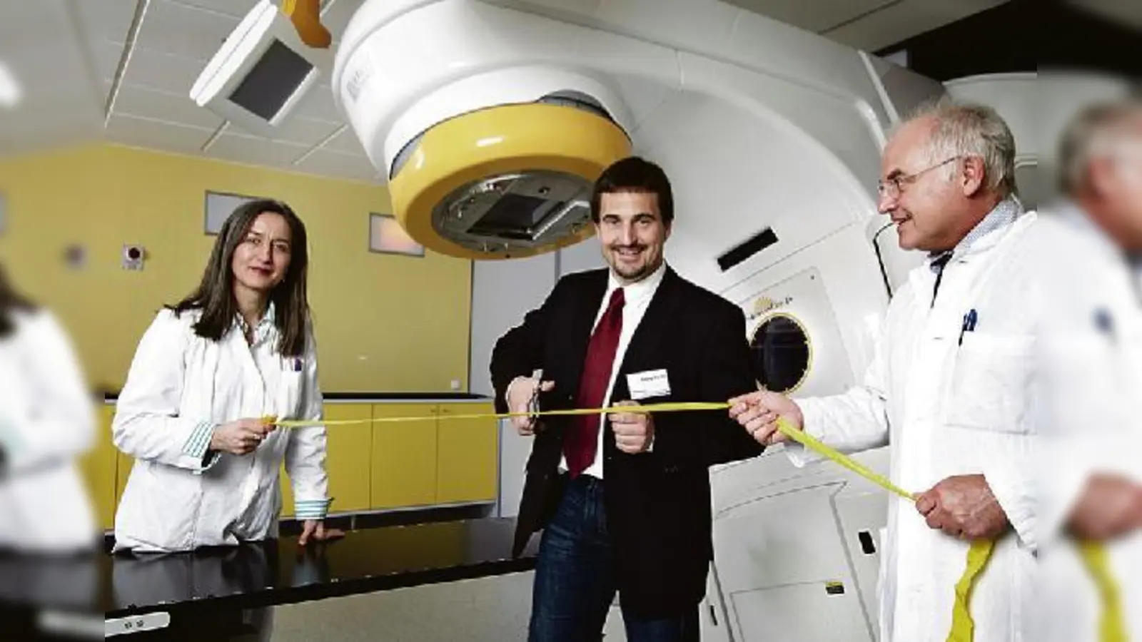 Rodel-Olympiasieger Georg Hackl (Mi.) eröffnete die Gemeinschaftspraxis von Dr. Barbara Häussler und Dr. Heinrich  (Schorer.Foto: Fleishman-Hillard)
