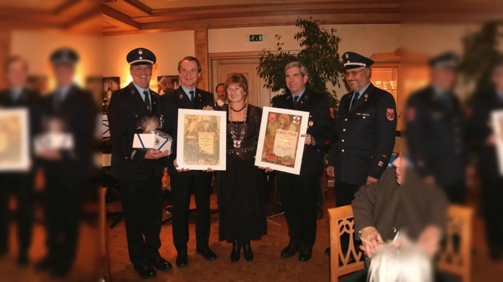 Ehrung für langjährigen aktiven Dienst bei der Planegger Feuerwehr: Vorstand Reinbold Scharf, Rudolf Winterkorn, Bürgermeisterin Annemarie Detsch, Klaus Waldbart und Kommandant Christian Hugo (v.l.). (Foto: US)