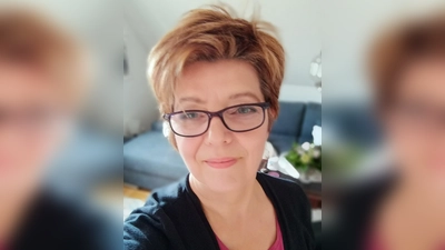 Gastgeberin Isabella Hernadi bespricht mit den Teilnehmern des Buchclubs den Roman „22 Bahnen” von Caroline Wahl. Die Veranstaltung steht insgesamt 15 Literaturfreunden offen.  (Foto: privat)