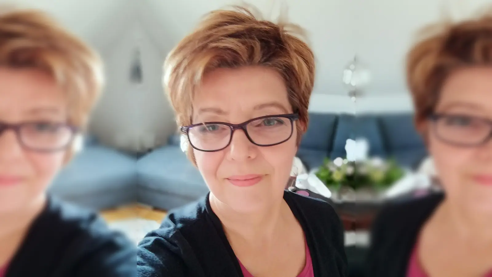 Gastgeberin Isabella Hernadi bespricht mit den Teilnehmern des Buchclubs den Roman „22 Bahnen” von Caroline Wahl. Die Veranstaltung steht insgesamt 15 Literaturfreunden offen.  (Foto: privat)