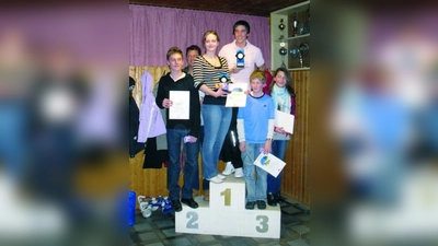 Die Gewinner des Pokals „60 Jahre TSV”: Platz 1. Andrea Kortner und Florian Swoboda, Platz 2 Silke Ahr und Florian Gerich, Platz 3 Maxi Rath und Dominik Rath. (Foto: pi)