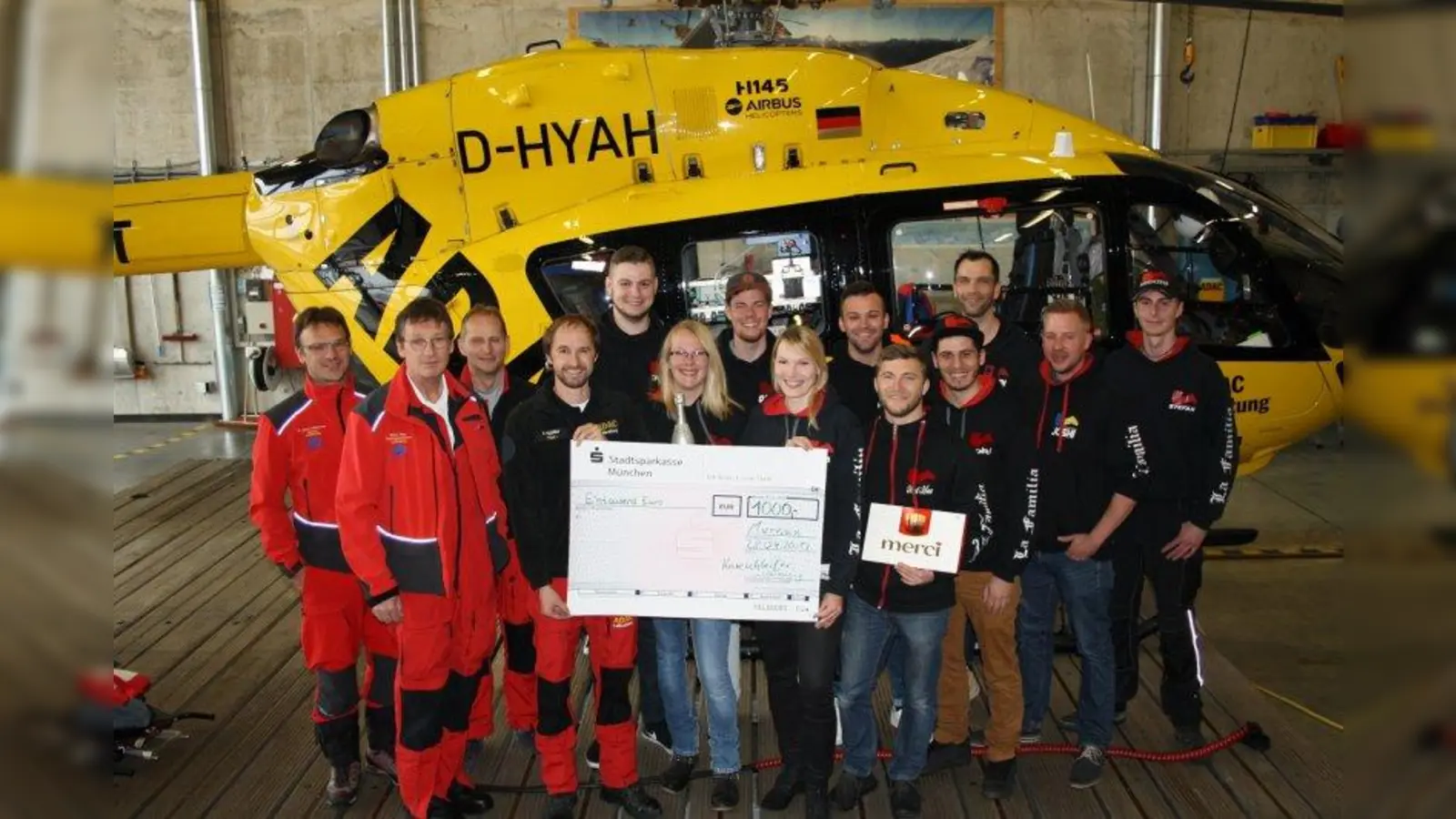 Stationsleiter Stephan Knödler (4.v.l.) nahm die Spende bei der symbolischen Scheckübergabe entgegen. Die diensthabende Besatzung (v.l.) Notarzt Dr. Martin Wellenkamp, Rettungsassistent Claus Nopp und Pilot Ralph Schumacher nutzten die Gelegenheit, sich persönlich bei der Motorradgruppe zu bedanken. (Foto: ADAC Südbayern)