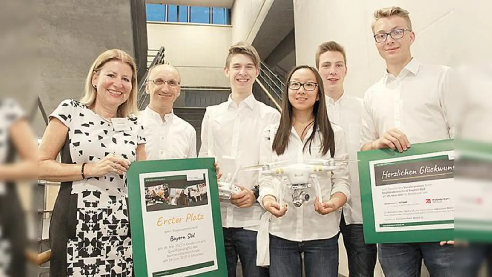 Das DroneProtect-Team (v.r.) Nikolas Rosenberg, Niklas Reinders, Eileen Vu  mit Drohne  und Mark Trui. Mit ihnen freuten sich ihre Lehrerin Ulrike Nesbeda und der externe Betreuer Dr. Herbert Bauer. 	 (Foto: privat)