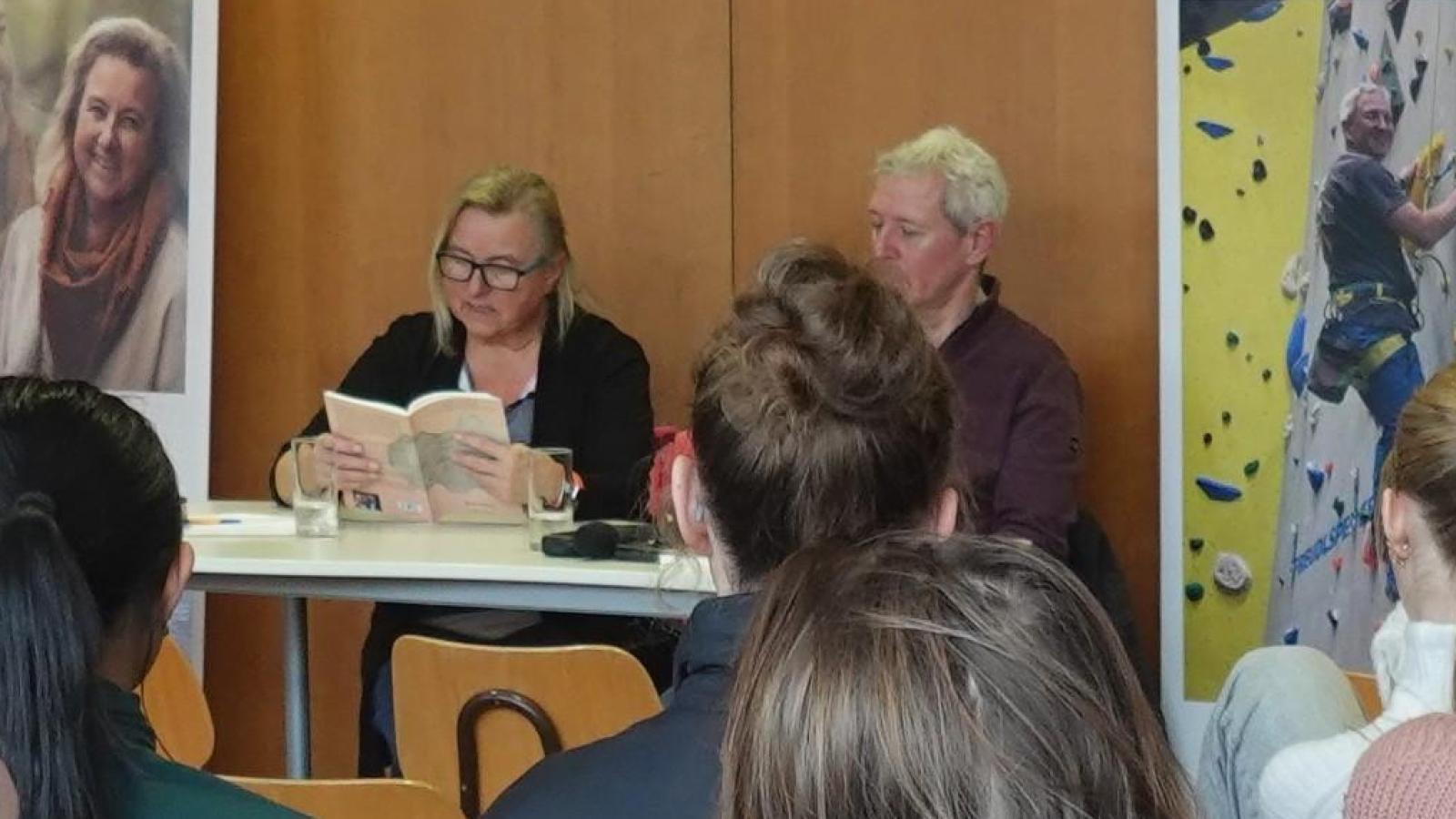 Autorenlesung-mit-Brigitte-Emmerling-am-Gymnasium-Dorfen