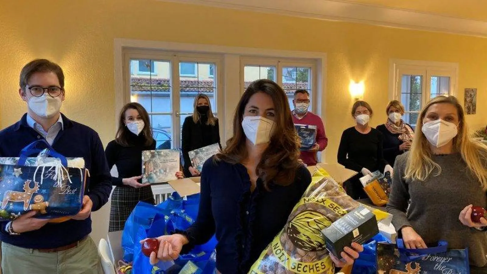 Stefan Pilsinger, Natalie Schmid (vorne v.l.) und Josef Schmid (dahinter mit rotem Pullover) stellten mit weiteren Helfern die Geschenkpackerl zusammen. (Foto: © Josef Schmid)